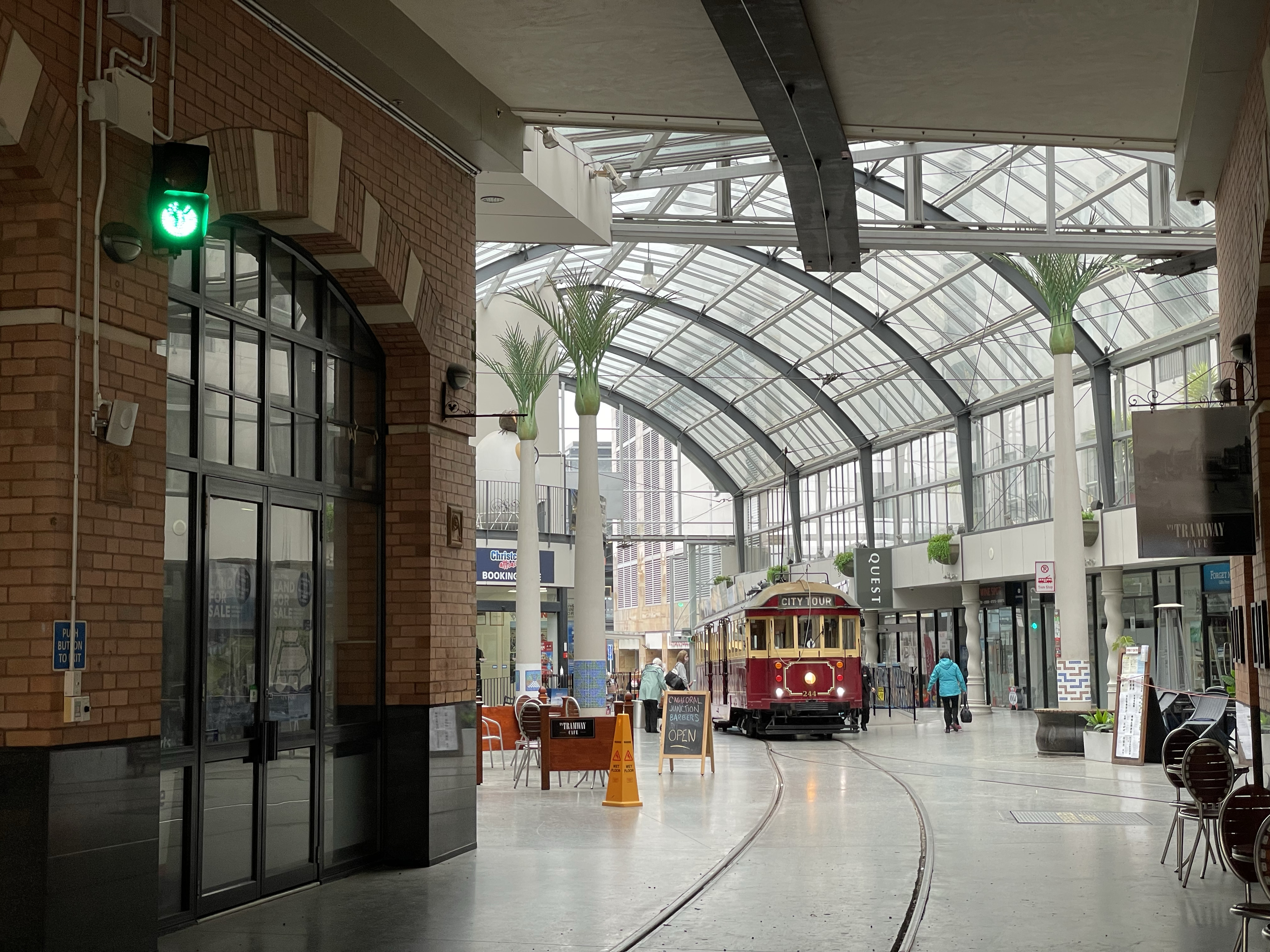 à christchurch, nz, le tramway traverse la place commerçante