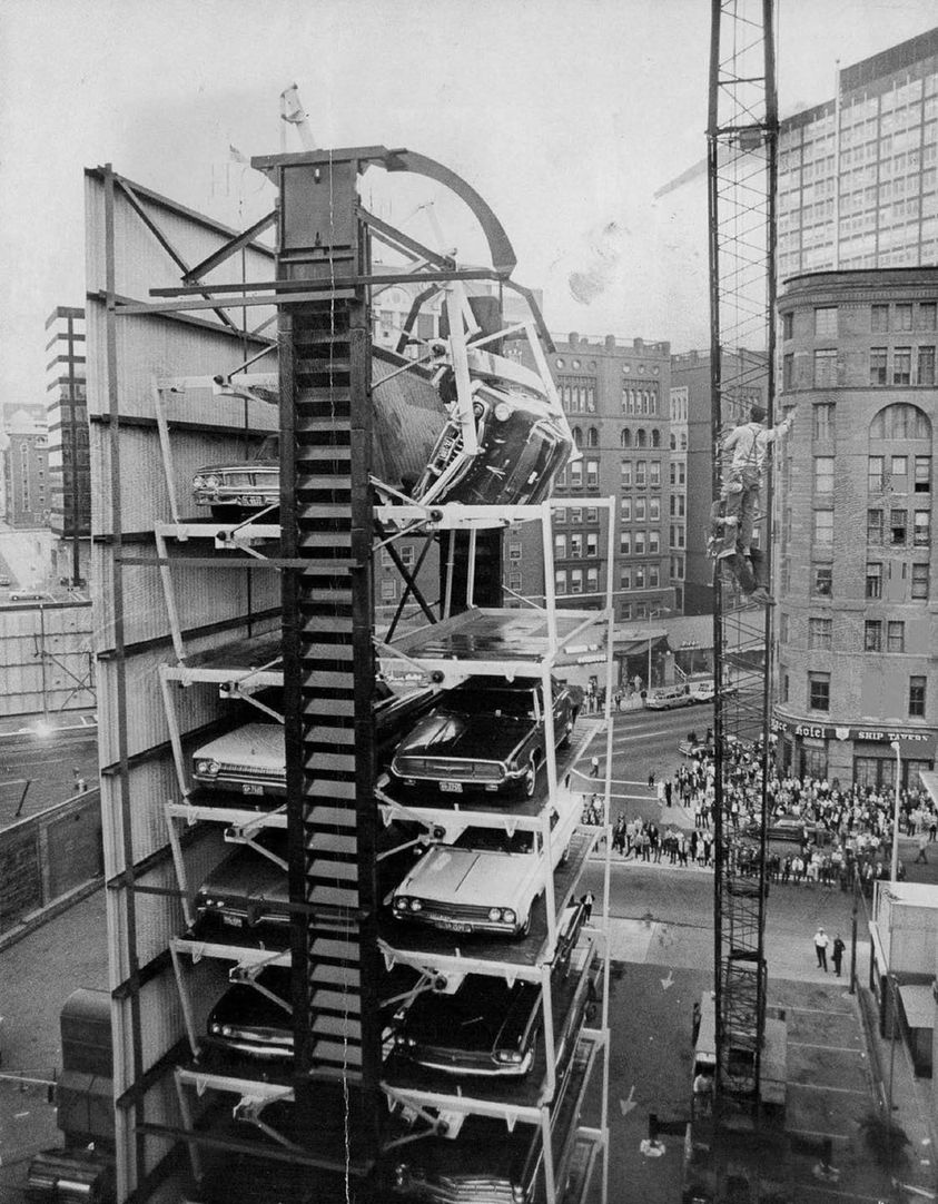 Une voiture vacille au sommet d’un ascenseur du parking Paternoster à cause d’un boulon cassé à Denver, Colorado, dans les années 1970.