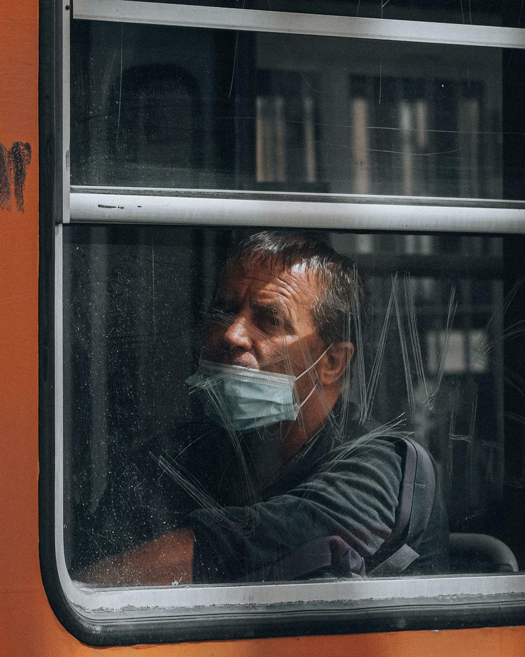 ce banlieusard dans un tramway à milan