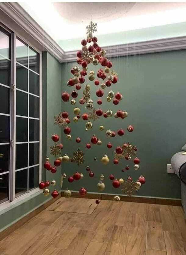 suspendre des ornements de sapin de Noël en forme d’arbre de Noël
