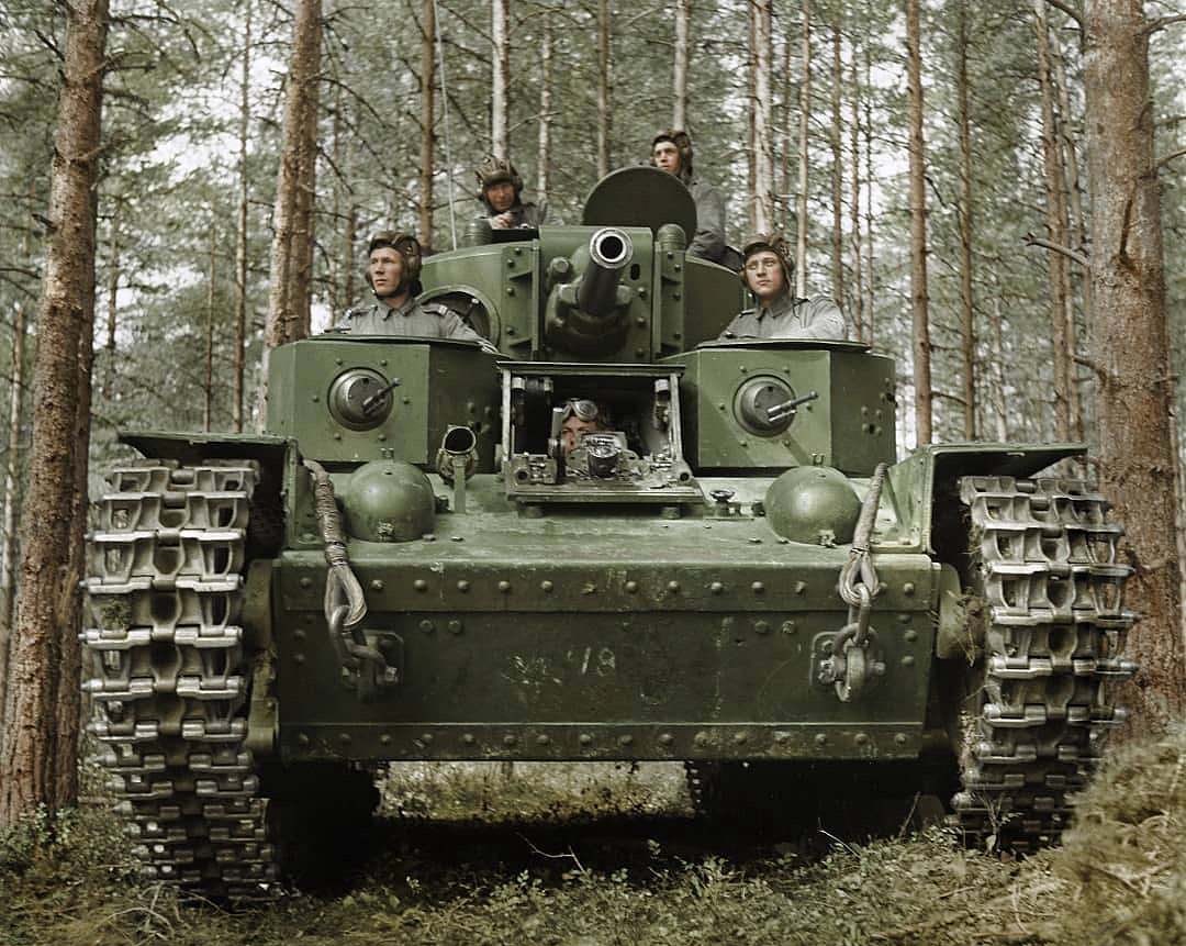 un char russe t-28 capturé avec un équipage finlandais traversant le village de lappee, en finlande, le 8 juillet 1941.