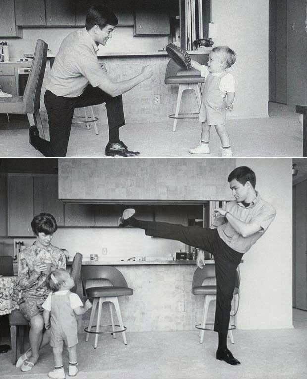 Bruce Lee enseigne les arts martiaux à son fils Brandon dès son plus jeune âge. 1960s