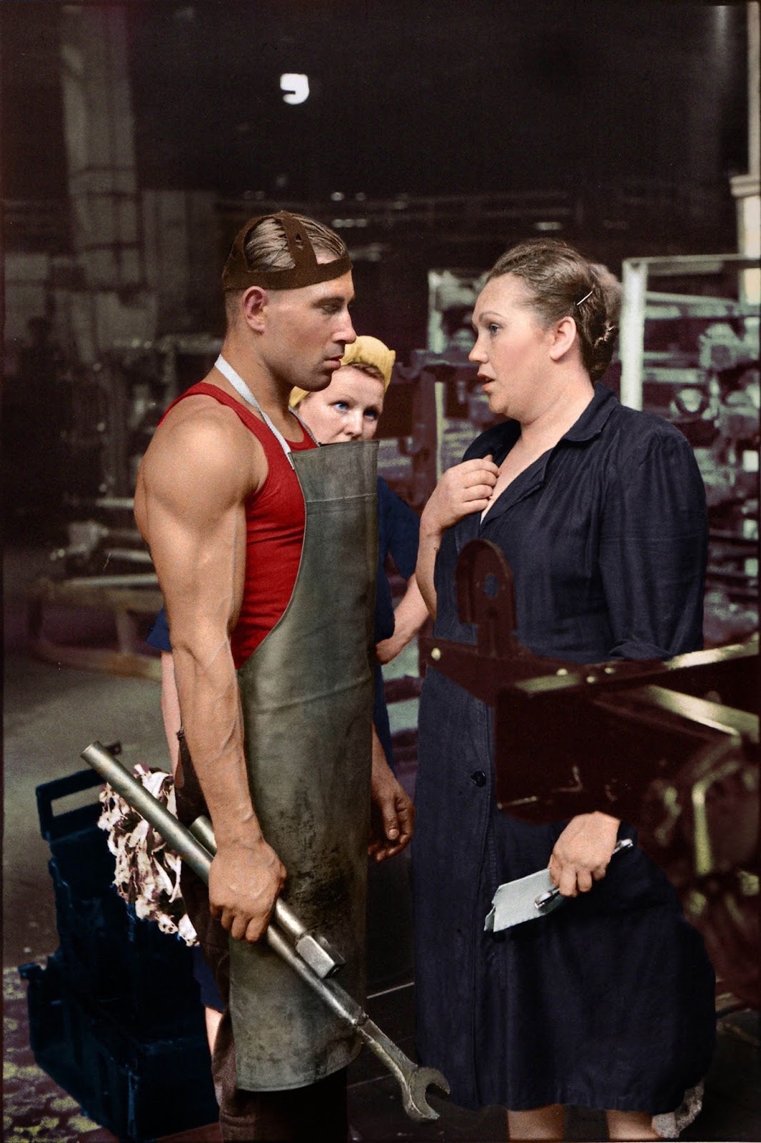 Ouvrier et superviseur dans une usine automobile, moścow, union soviétique, 1954.
