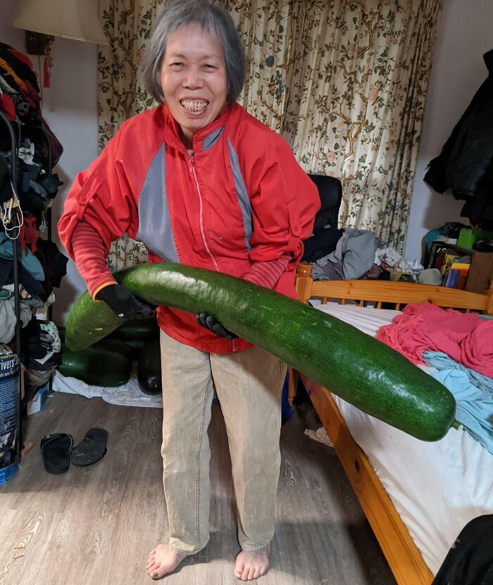 Ma mère m’a demandé si je voulais voir son melon. Maman pour l’échelle.