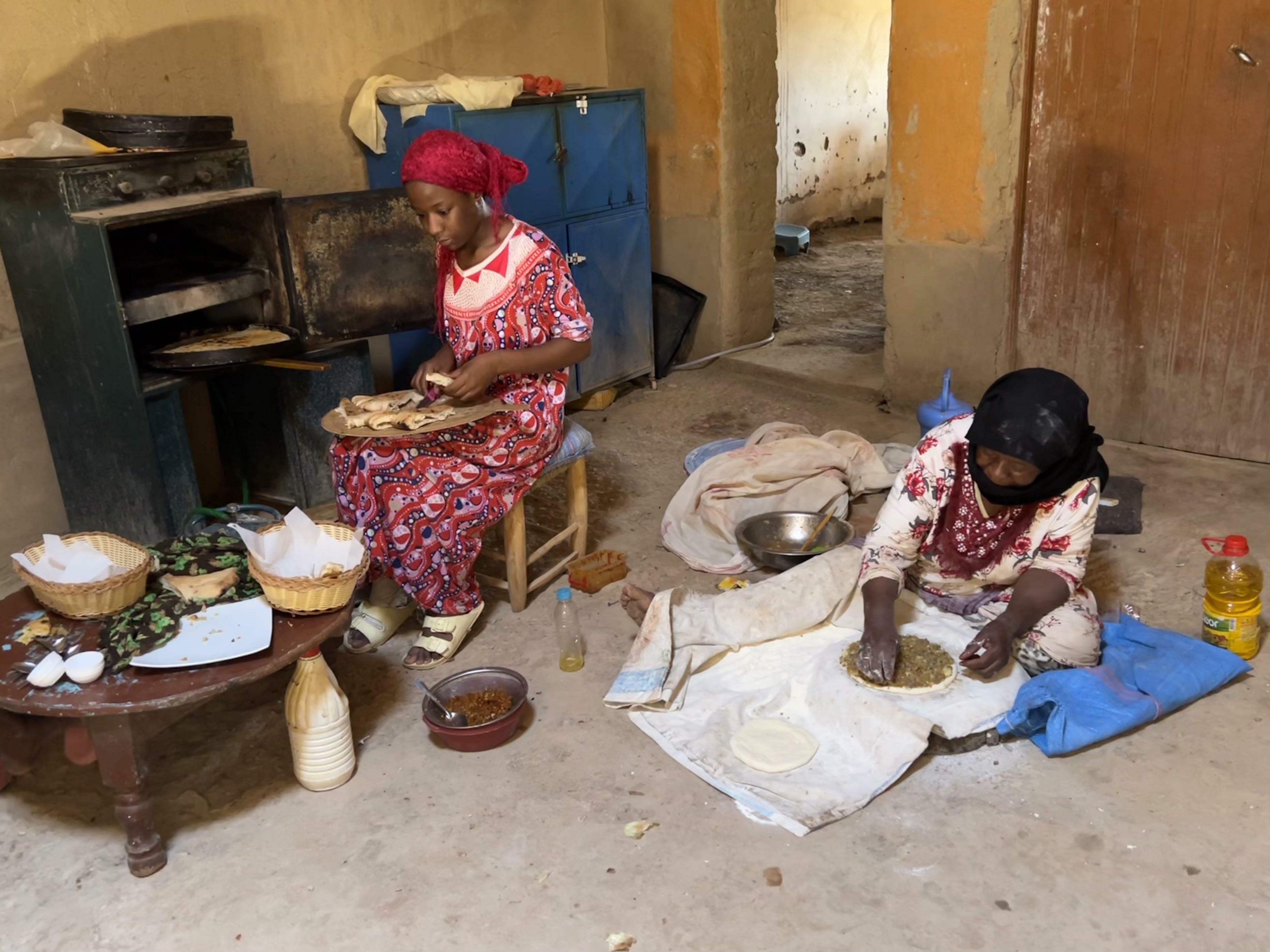 Fabrication de pizzas berbères au Maroc