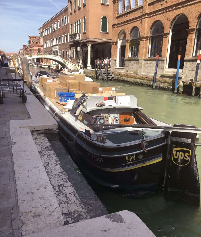 Comme il n’y a pas de routes carrossables à Venise, ils utilisent des bateaux pour livrer les colis.