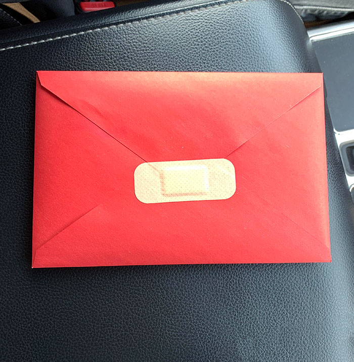 J’ai demandé à mon mari de sceller une enveloppe pour l’envoyer par la poste.