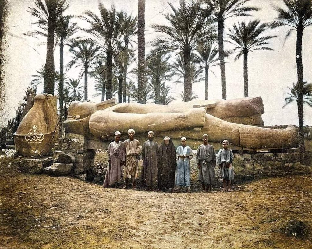 hommes égyptiens avec une statue de ramses ii tombée au sol, fin des années 1800