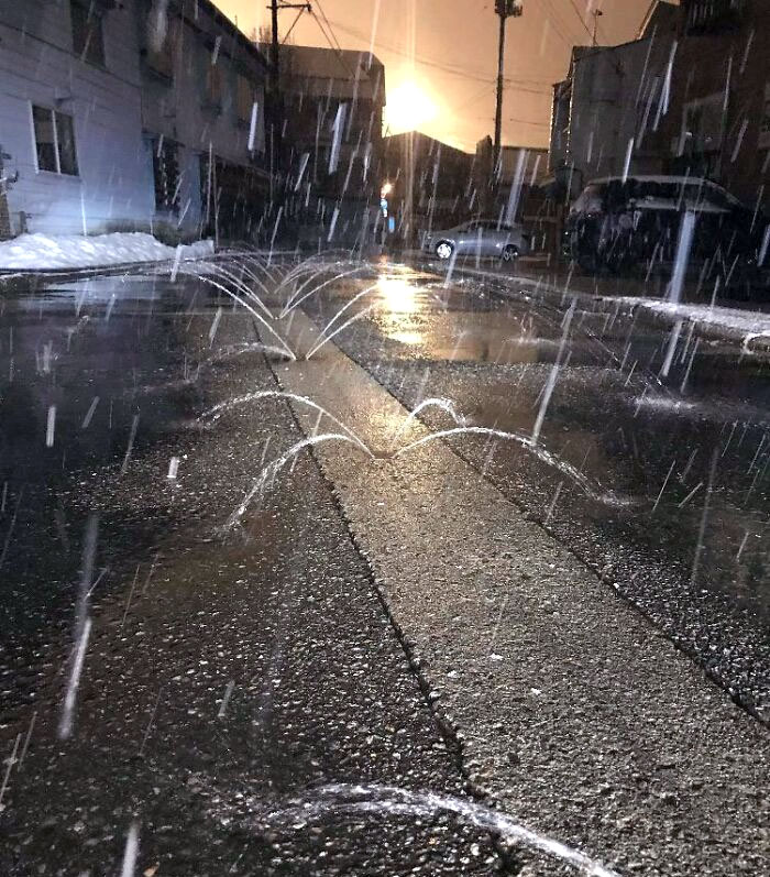 Ces arroseurs sur la route près de la station de ski où je suis au Japon pour empêcher la route de geler (eau salée si tu te posais la question).