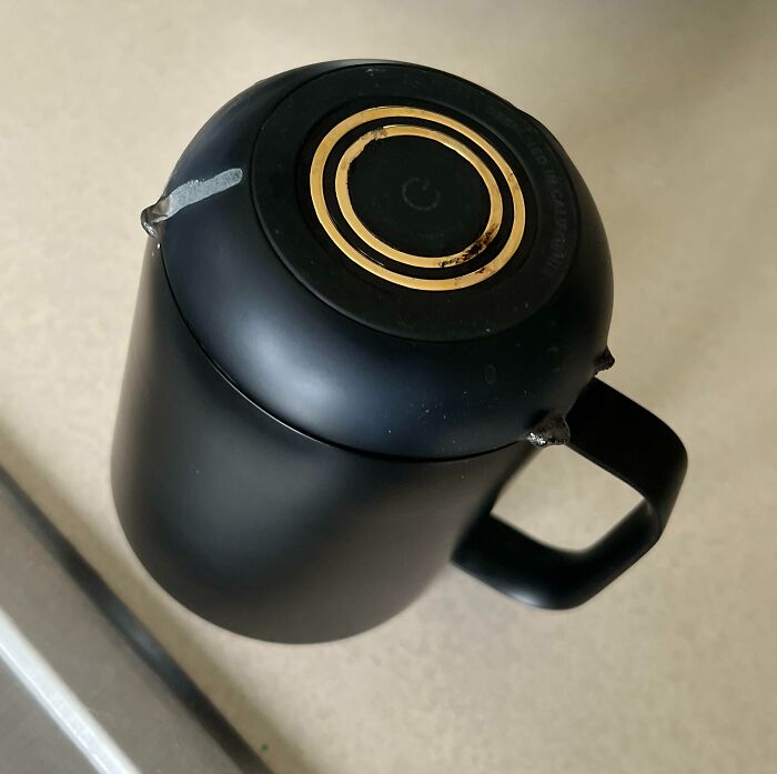 Ma mère voulait faire du thé mais au lieu de demander de l’aide pour la bouilloire électrique, elle a mis au micro-ondes mon mug auto-chauffant rechargeable et l’a enflammé.