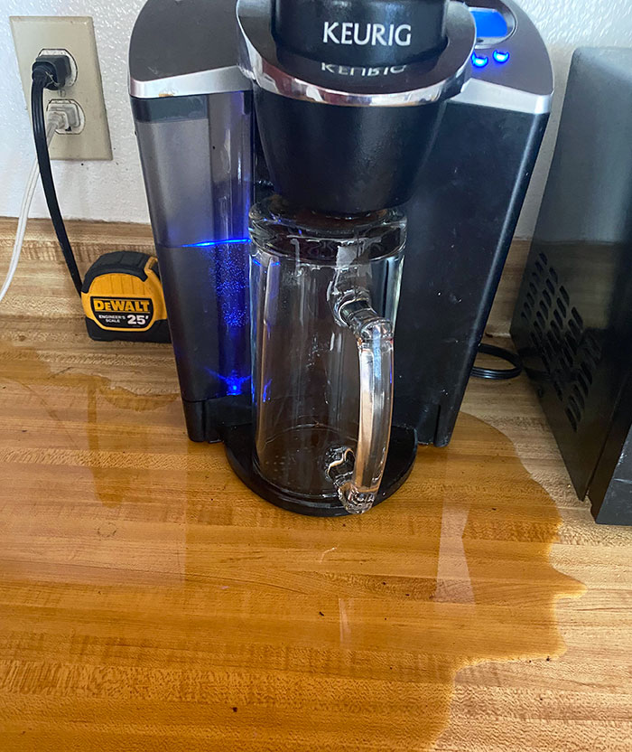 Mon mari a réussi à mettre sa tasse à l’envers en préparant le café ce matin.