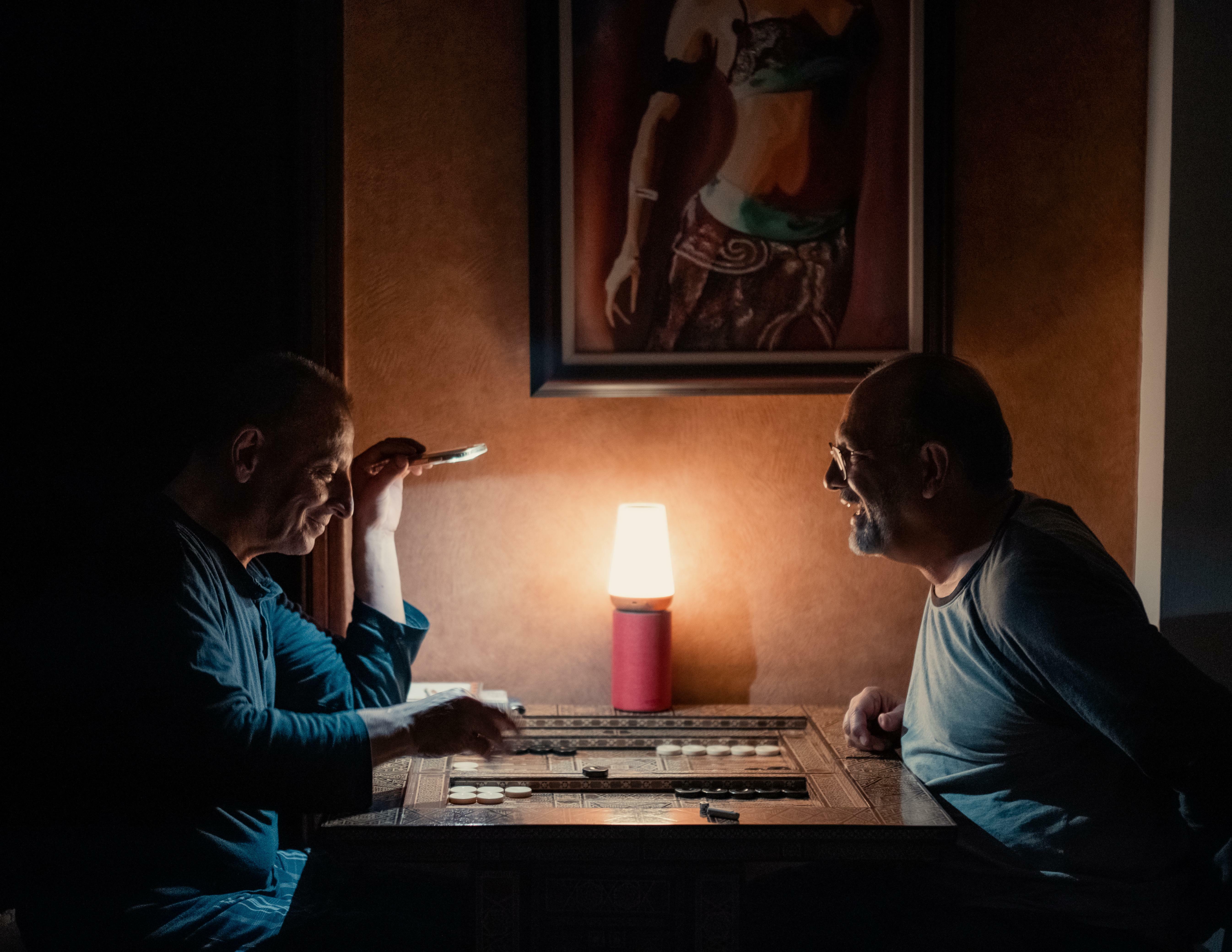 Mon père joue au backgammon pendant une panne d'électricité.