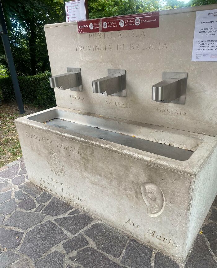 En Italie, l’eau est gratuite dans les petites villes. Tu peux choisir entre de l’eau avec du gaz, refroidie ou normale.