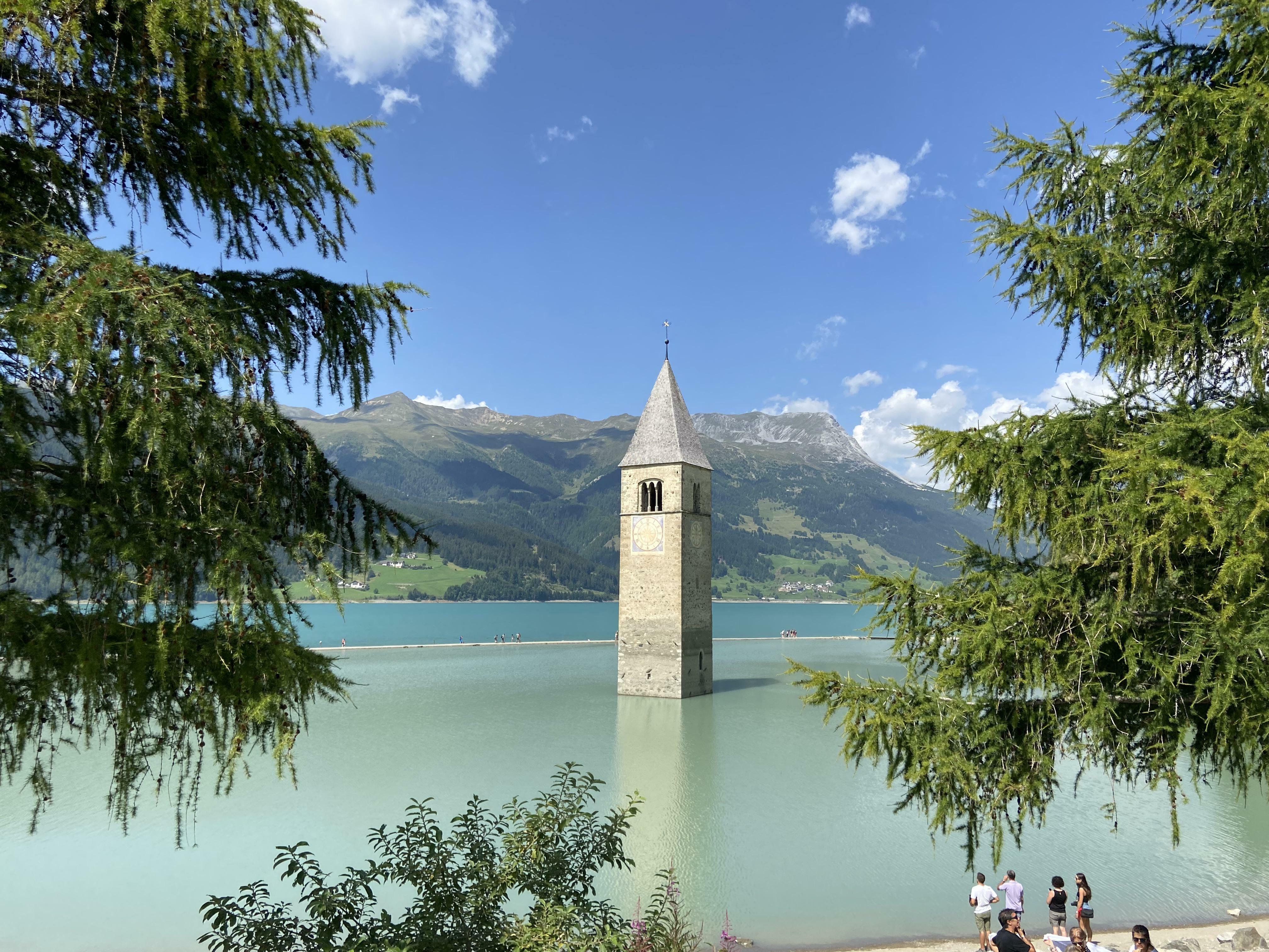 Cette église sous l'eau en Italie