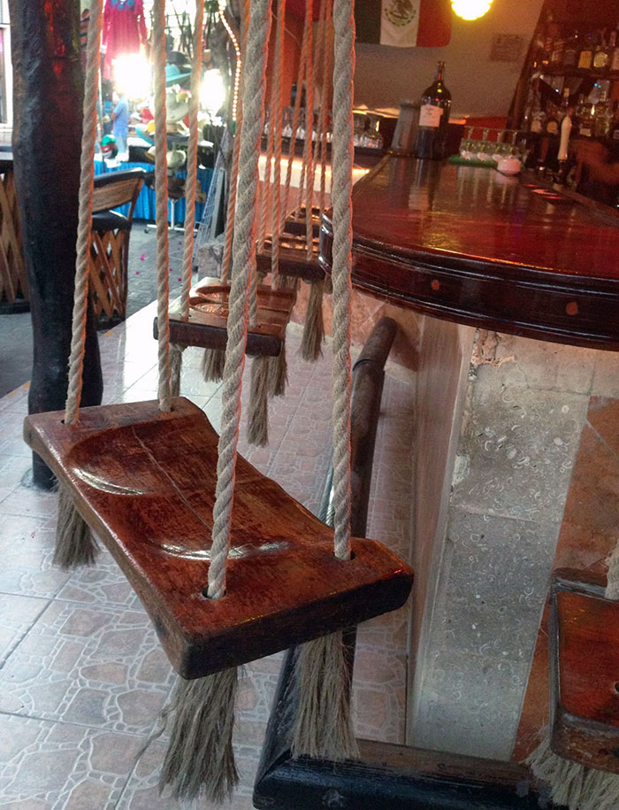 Ce bar au Mexique a des balançoires à la place des chaises.
