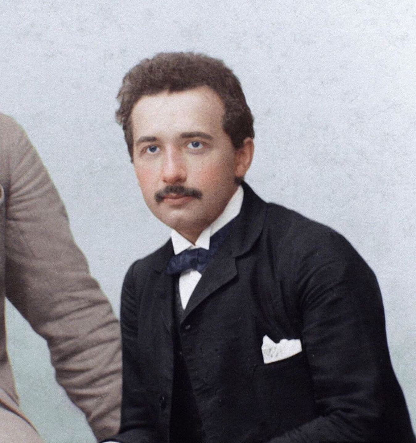 albert einstein pose pour une photo à zurich, en suisse, à l’âge de 24 ans en 1903.