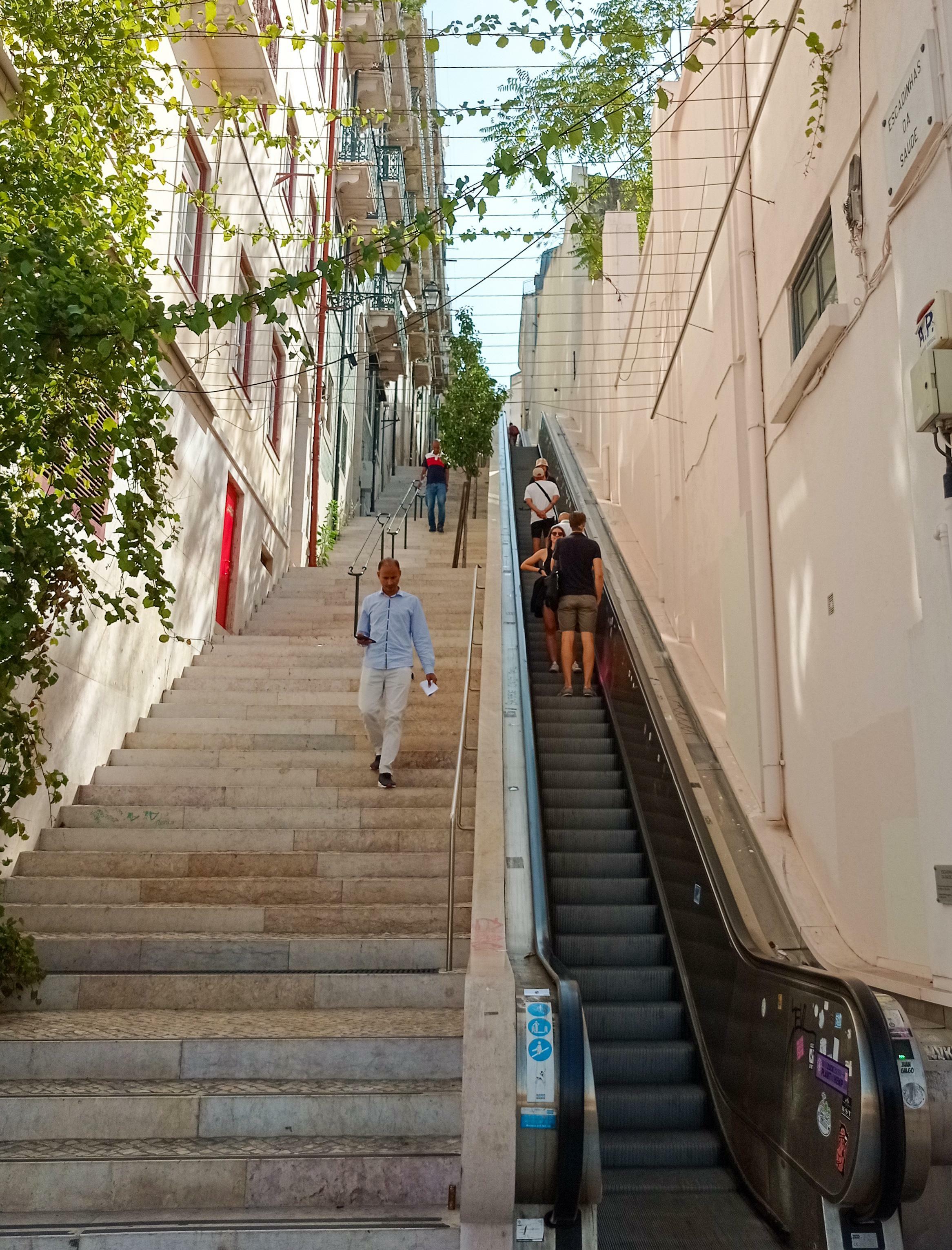 Lisbonne se compose de 7 collines. Afin de permettre aux habitants et aux touristes de se déplacer plus facilement entre les différents quartiers, cet escalator en plein air a été installé.