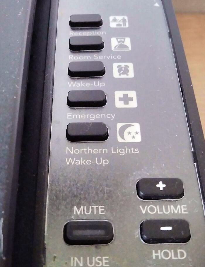 Le téléphone de mon hôtel en Islande a une touche spéciale qui te réveille s’il y a une aurore boréale dans le ciel.