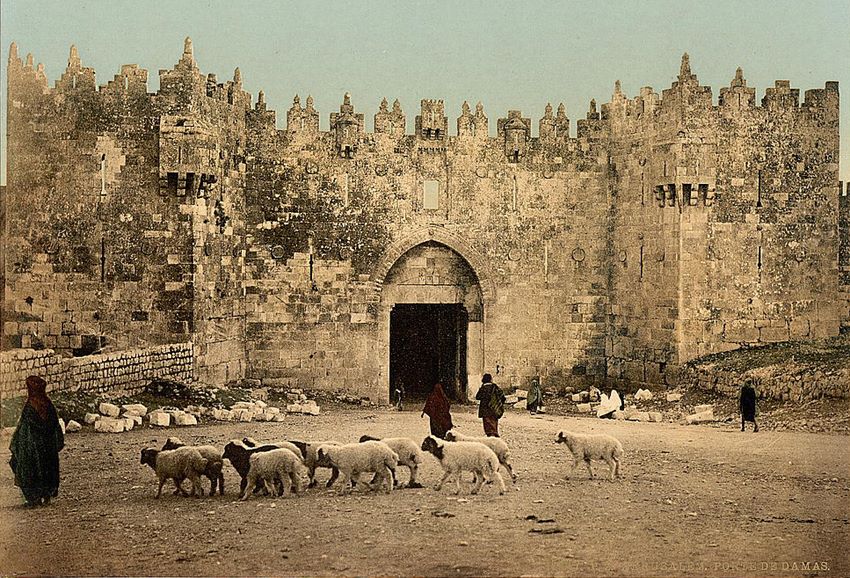 Porte de Damas, l’une des principales portes de la vieille ville de Jérusalem. Empire ottoman, 1890