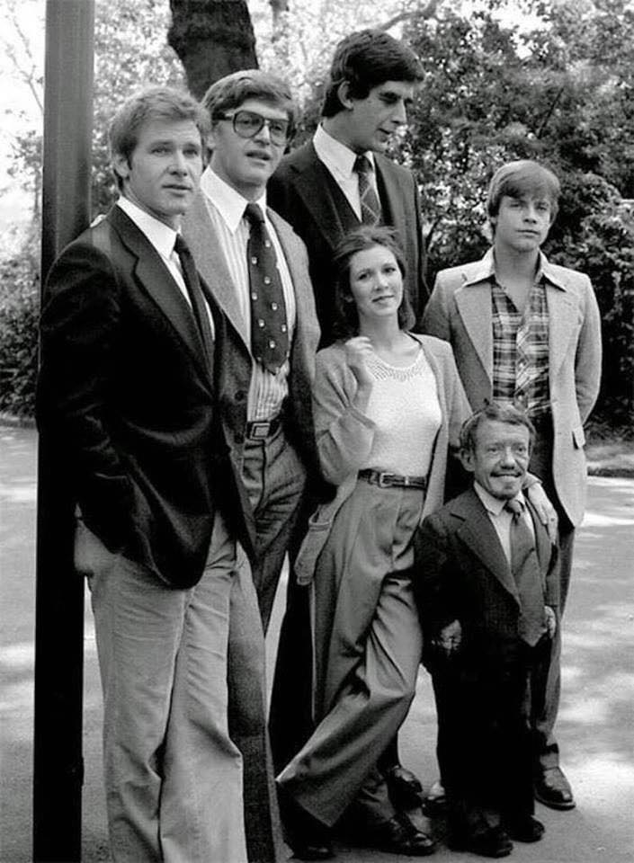 Les acteurs de la guerre des étoiles en costumes : harrison ford (han solo), david prowse (darth vader), peter mayhew (chewbacca), carrie fisher (princesse leia), mark hamill (luke skywalker) et kenny baker (r2-d2). 1977