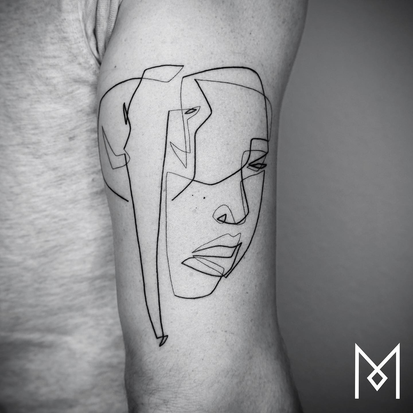 Cet artiste crée des tatouages captivants à l’aide d’une seule ligne (35 images)
