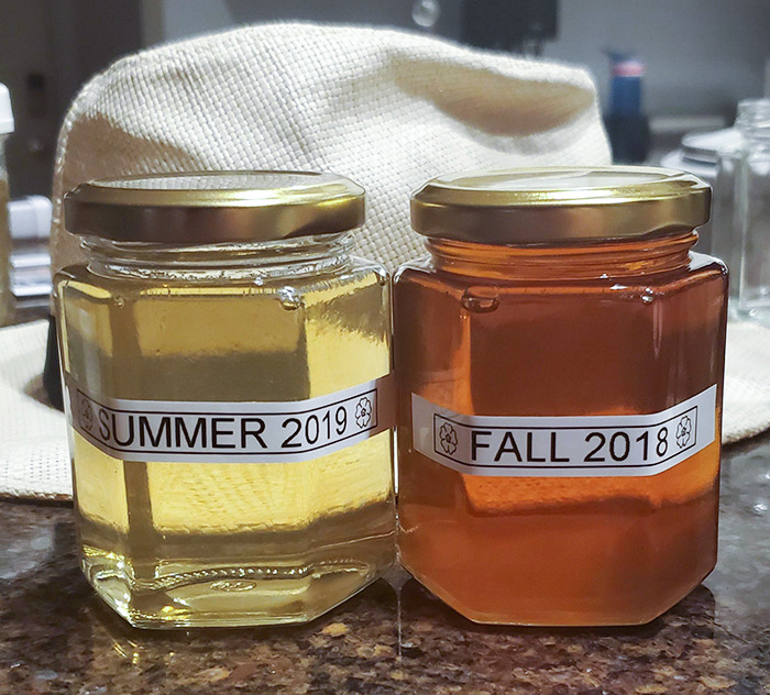 la différence de couleur entre la récolte de miel de l’automne et celle de l’été.