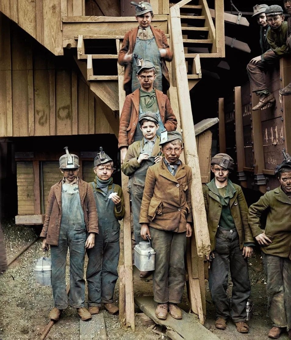 un groupe d’ouvriers des mines de charbon woodward à kingston, pennsylvanie, pose pour une photo. photo prise vers 1900