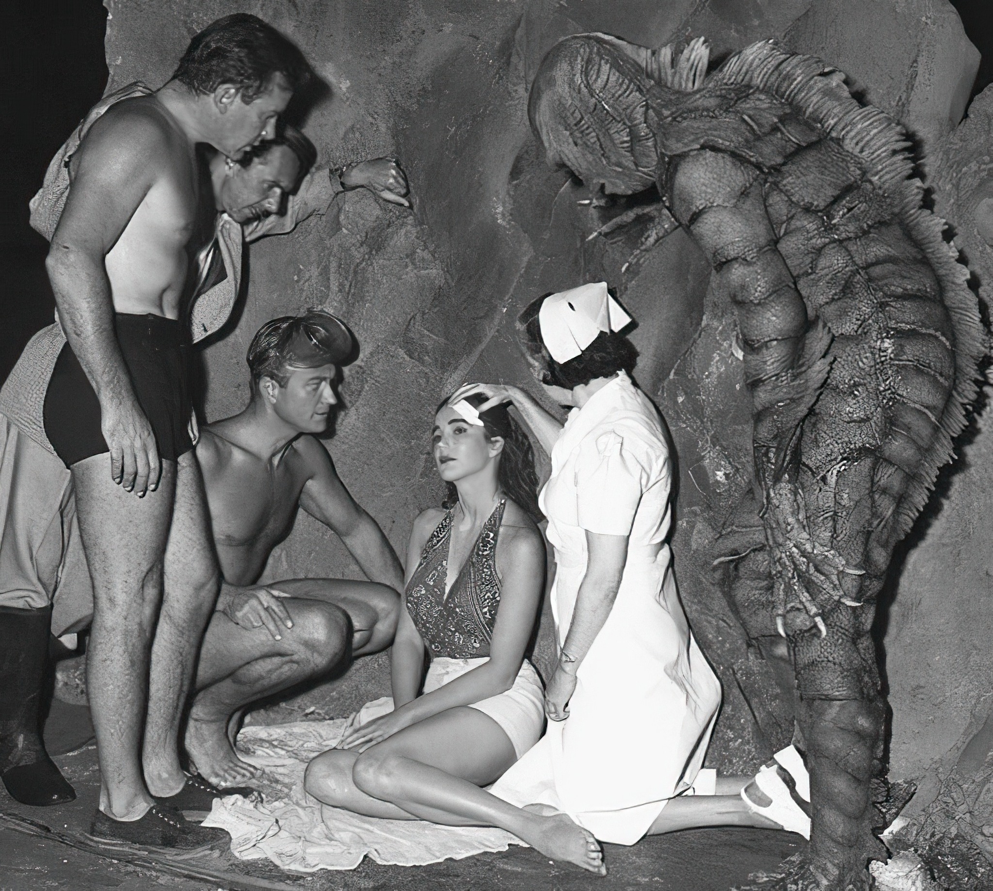 L’actrice Julie Adams est soignée après s’être cognée la tête pendant le tournage de “La créature du lagon noir”, 1954.