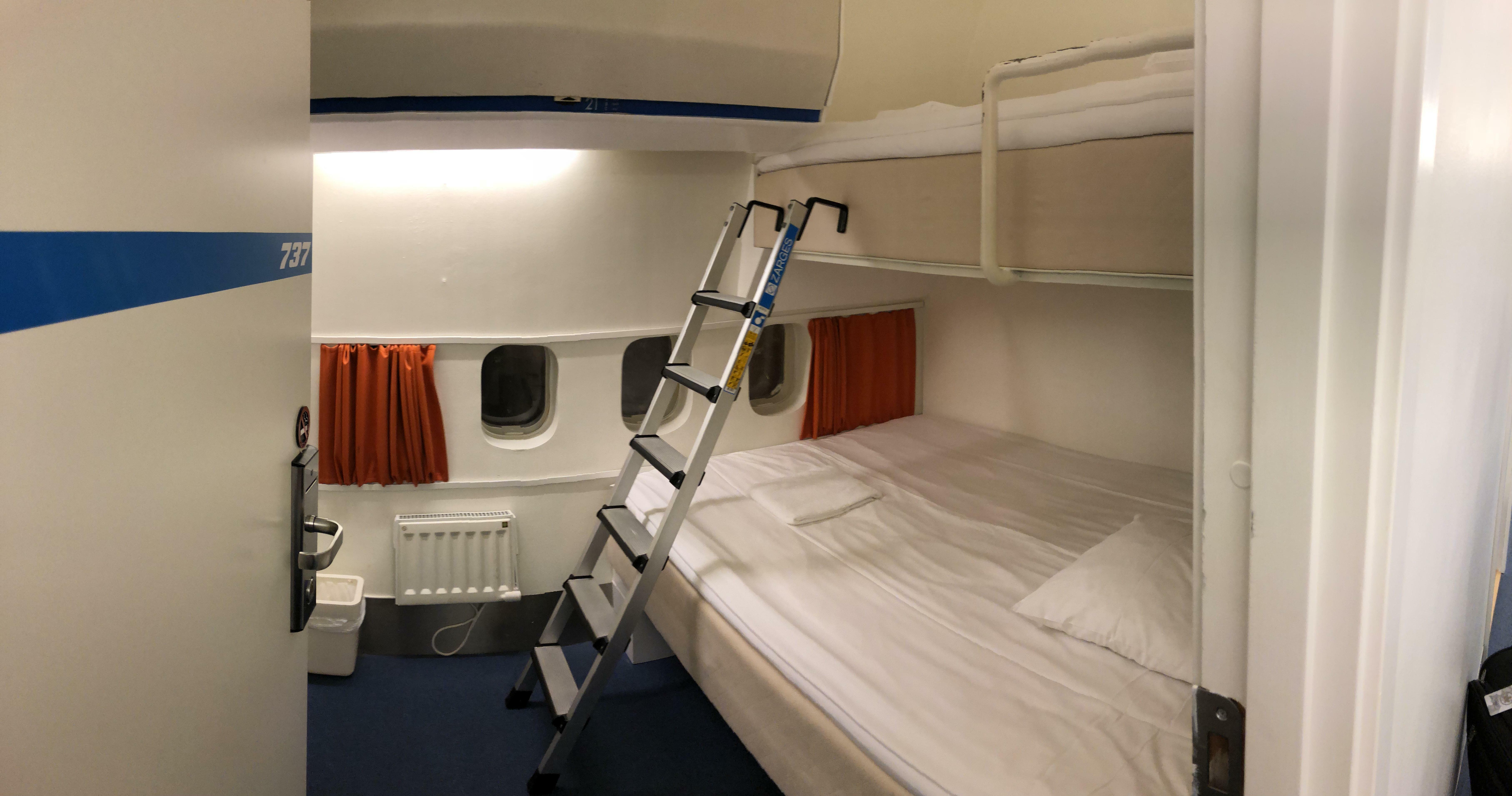 séjourne dans un boeing 747 transformé en auberge à l'aéroport d'arlanda, en Suède (jumbo stay)