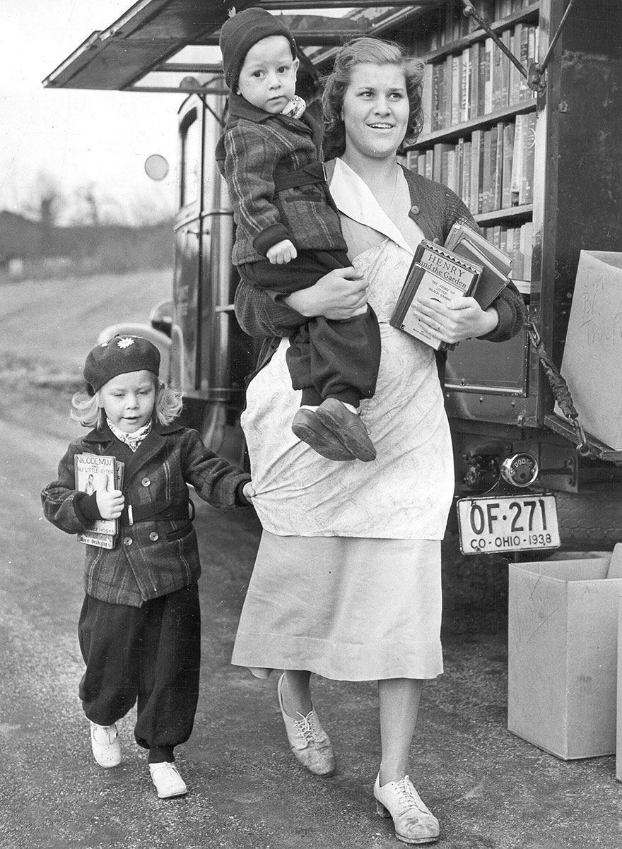 une famille heureuse ramenant chez elle son butin de livres du bibliobus de la bibliothèque de cincinnati en 1940