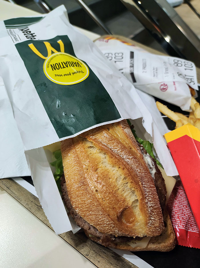 Aujourd’hui, j’ai découvert qu’en France, McDonald’s sert des mcbaguettes.