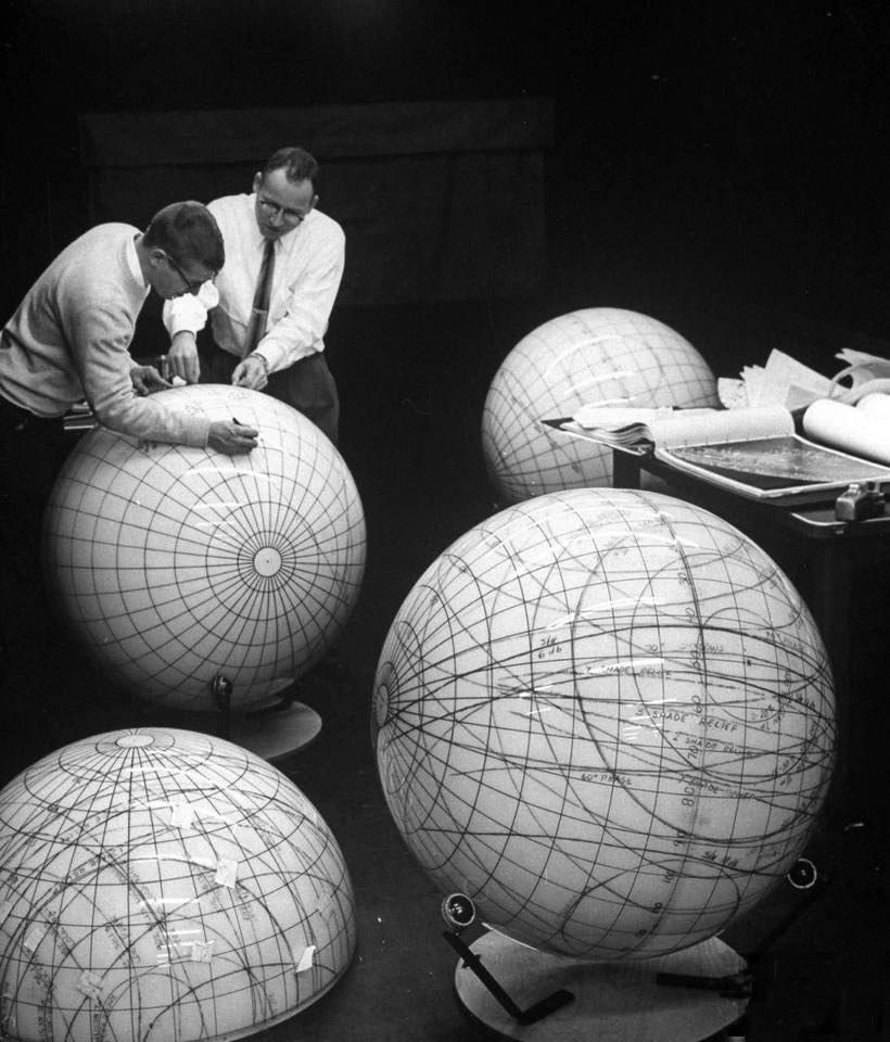 Des scientifiques étudient les phases de la lune sur des modèles en préparation du vol habité américain vers la lune, 1962
