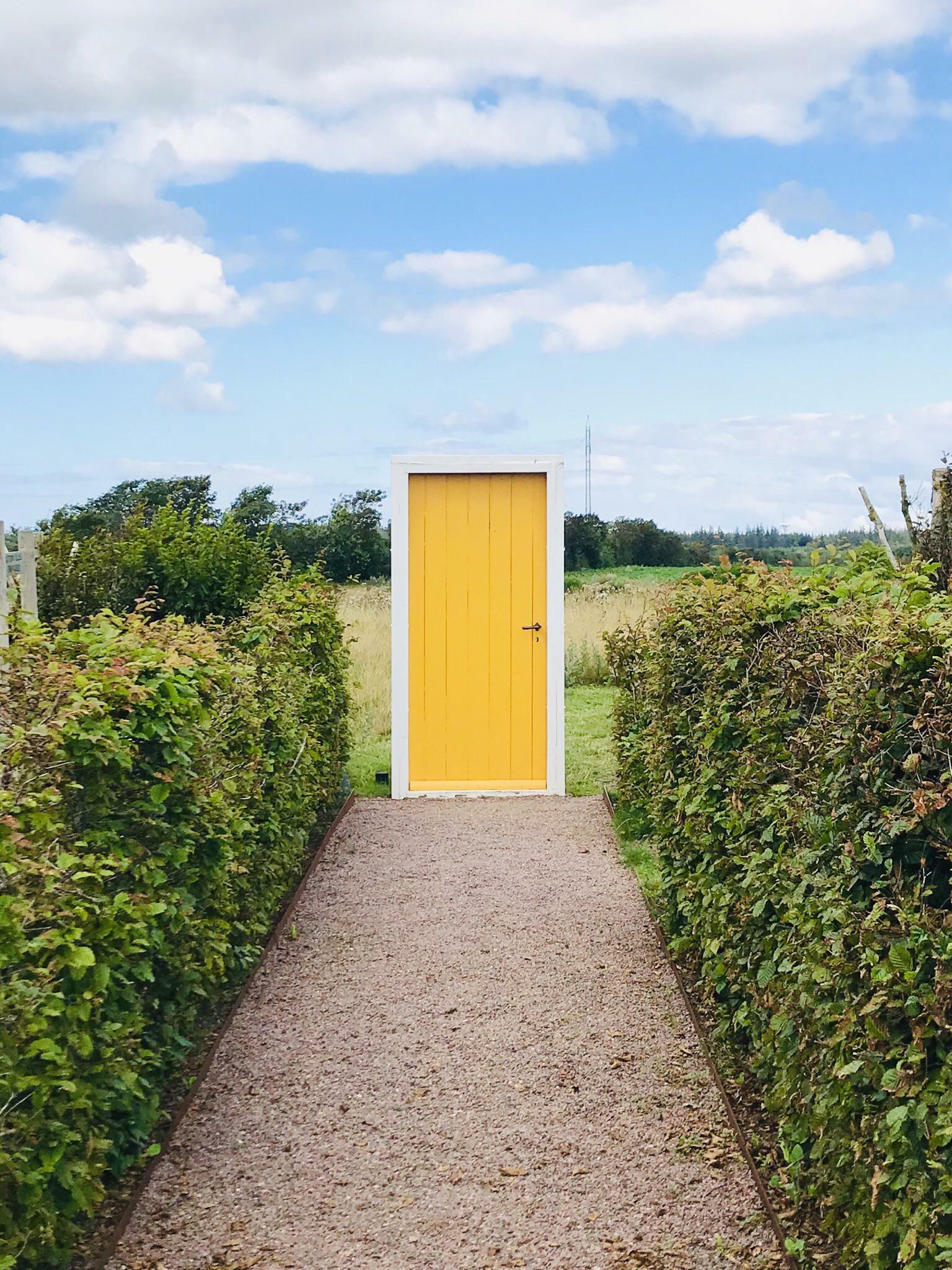 a trouvé une porte qui pénètre dans un champ au danemark