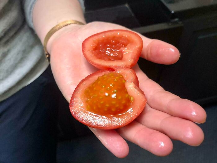 L’intérieur de cette tomate ressemble à une fraise parfaite.