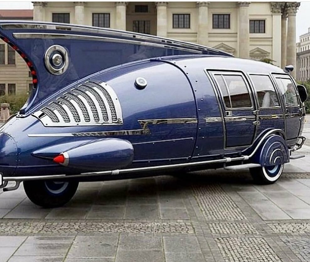 Cette voiture dymaxion aérodynamique a été conçue par l’inventeur américain Buckminster Fuller pendant la grande dépression et a été présentée à l’exposition universelle de Chicago en 1933-1934.