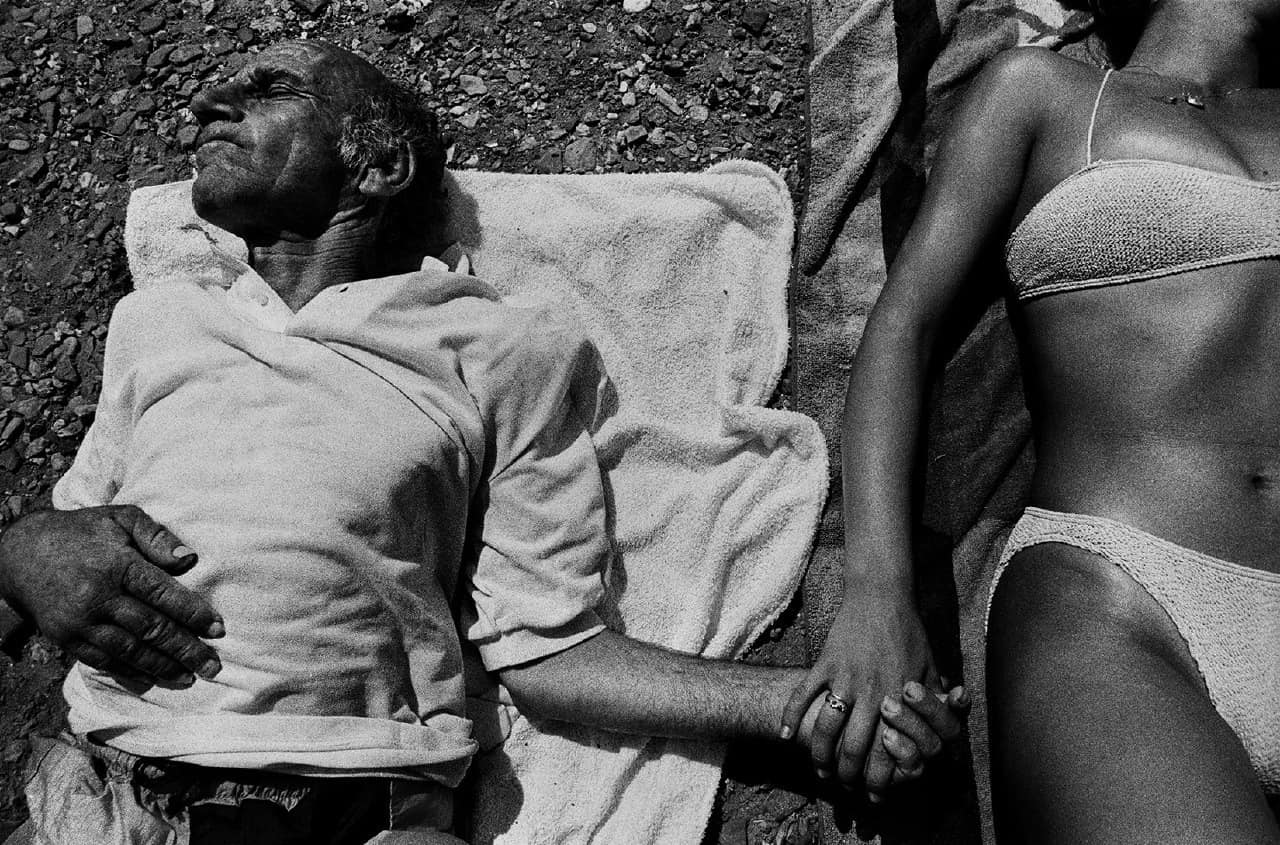 alex majoli un patient et un soignant allongés au soleil. leros, îles du dodécanèse, grèce. 1994. © alex majoli | magnum photos