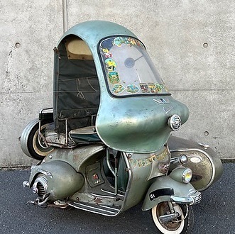 le style de vie italien dans les années d’après-guerre. une vespa acma 51 avec un sidecar steib