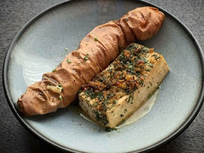 Le restaurant 2 étoiles Michelin a présenté ceci sur instagram. c’est l’option végétarienne. il s’agit de tofu mariné avec des patates douces rôties.