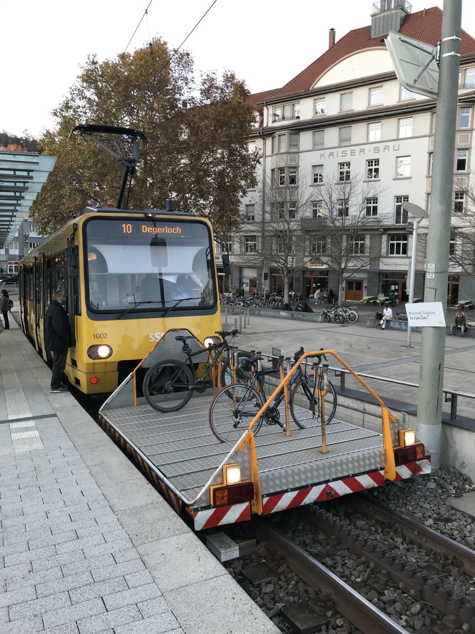 Un tramway sur le chemin de fer à crémaillère de stuttgart avec une remorque pour les vélos. stuttgart, allemagne