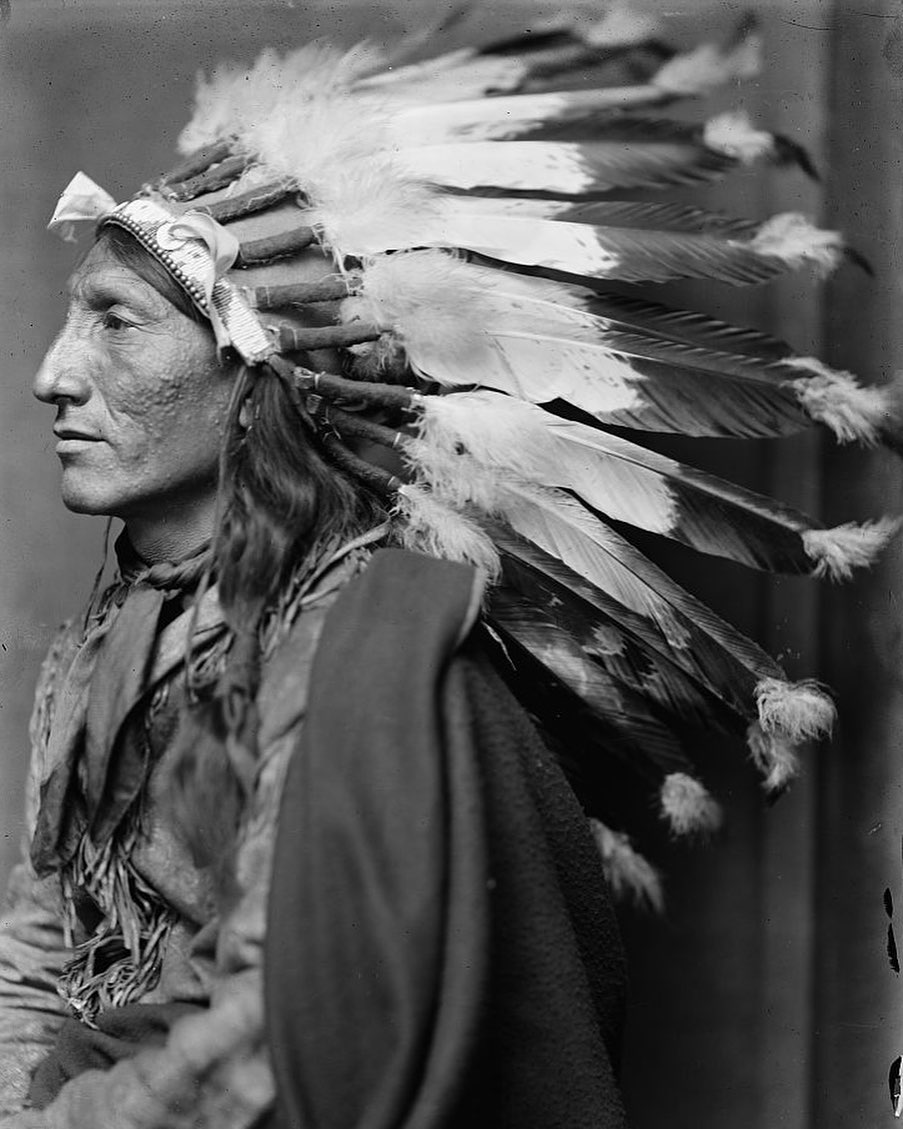 Whirling horse, un homme amérindien sioux. photographié par gertrude käsebier, c.1900