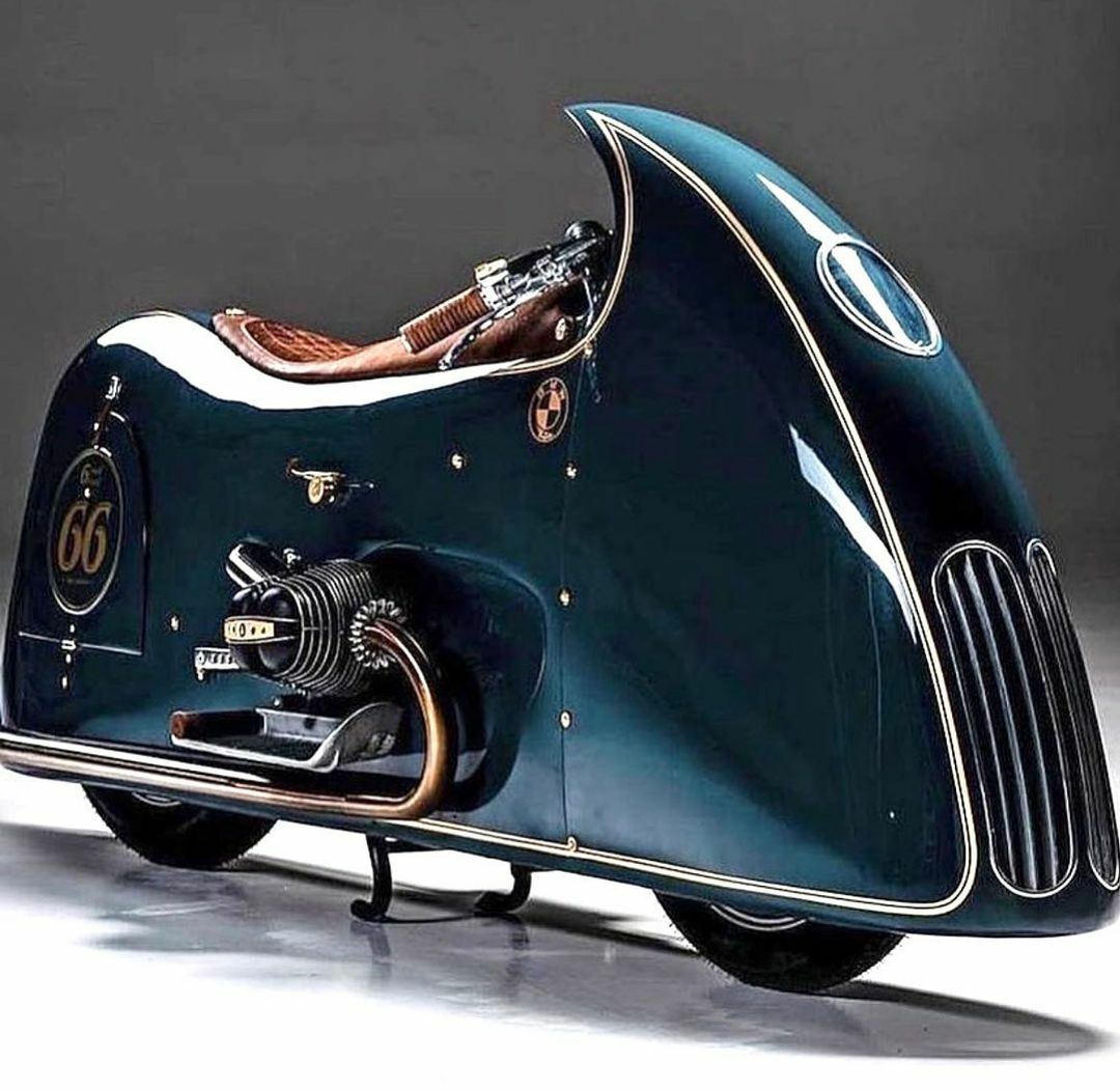 un design super cool. le célèbre constructeur de motos dirk oehlerking de kingston a fabriqué sur mesure cette moto appelée good ghost.