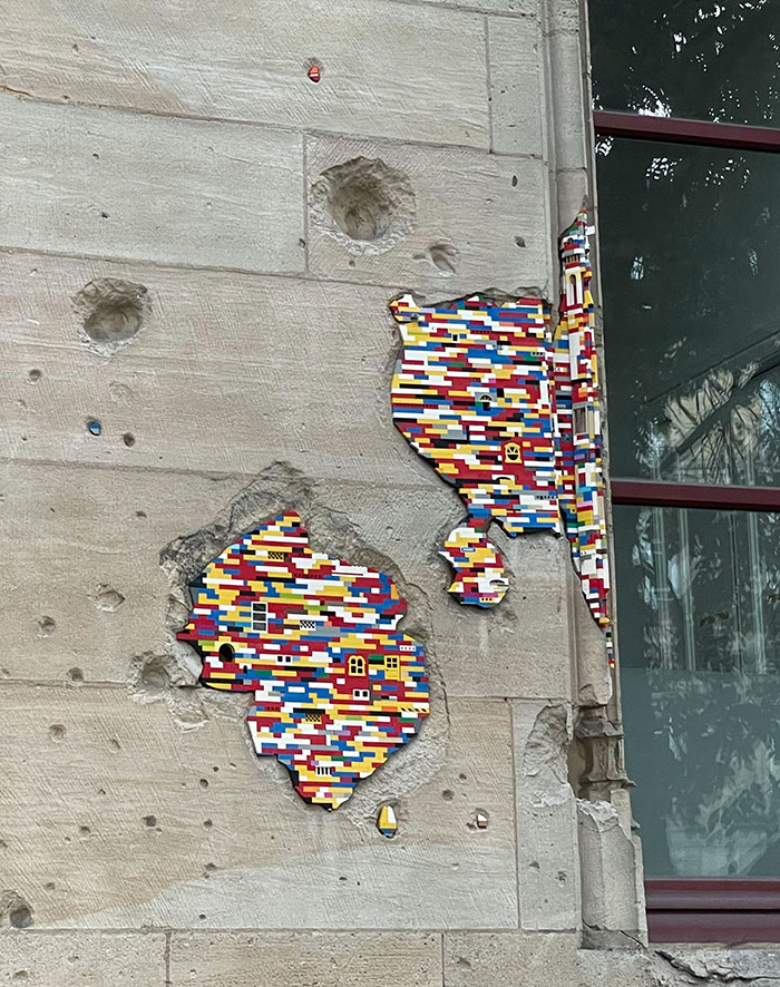 J’ai visité Rouen hier et j’ai découvert que les dommages causés par la Seconde Guerre mondiale à l’hôtel de ville ont été réparés avec des lego.