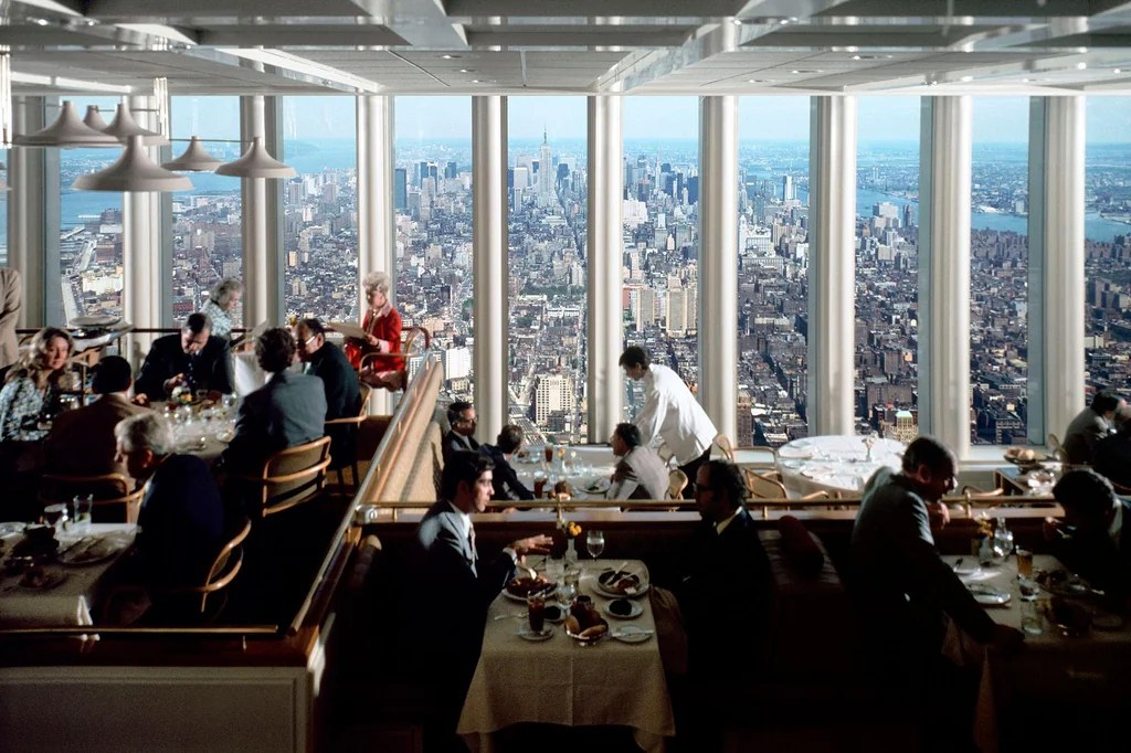 1976 photo du restaurant windows on the world, qui se trouvait au sommet de la tour nord du world trade center de new york.