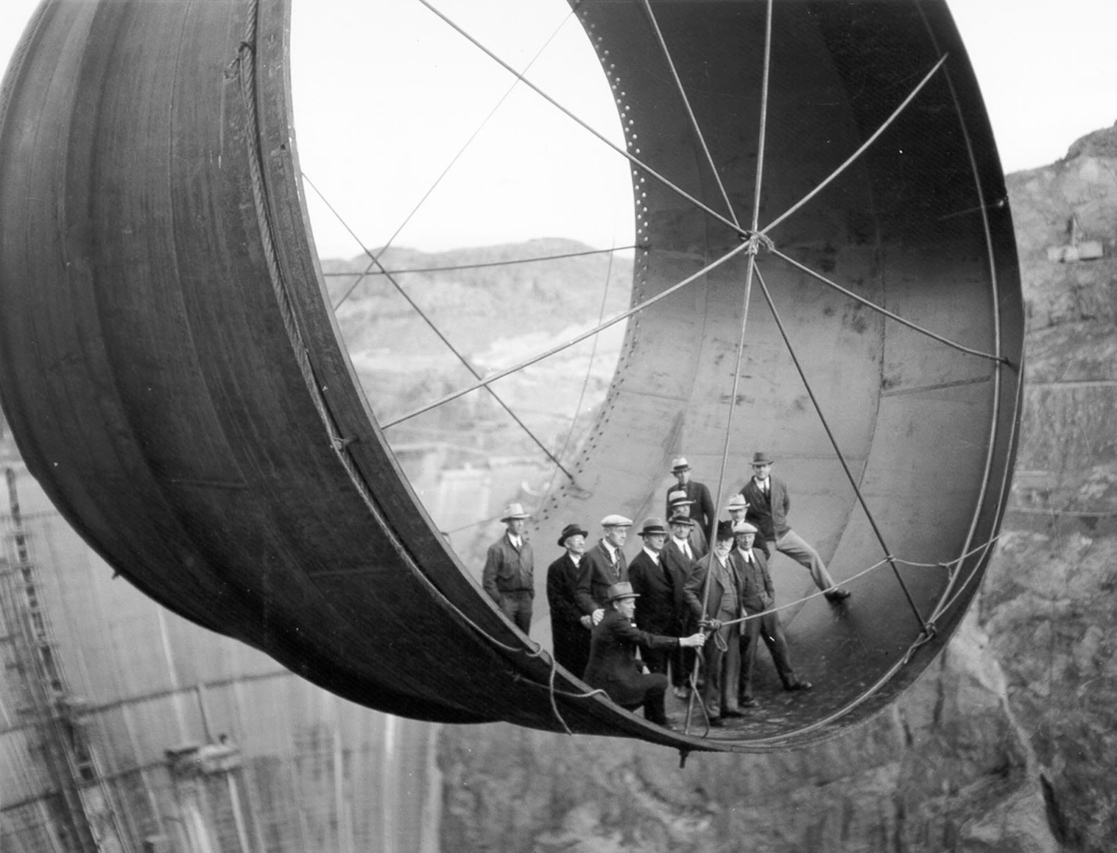 Des hommes se tiennent dans un tuyau d’acier de 45 tonnes au-dessus du barrage Hoover, 1935