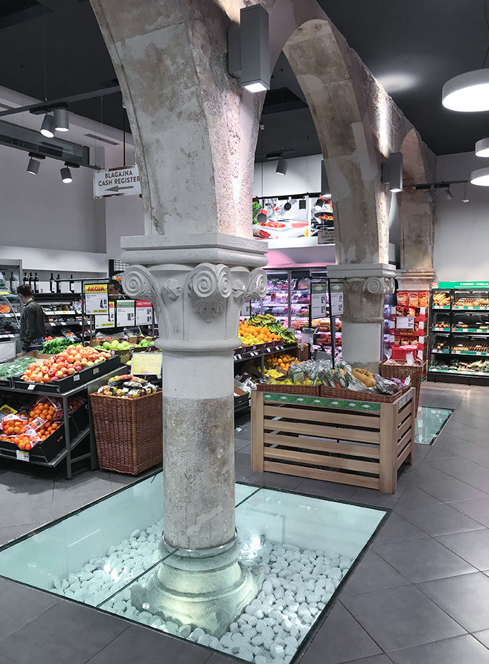 ces colonnes romaines à l’intérieur d’un supermarché à split, en croatie