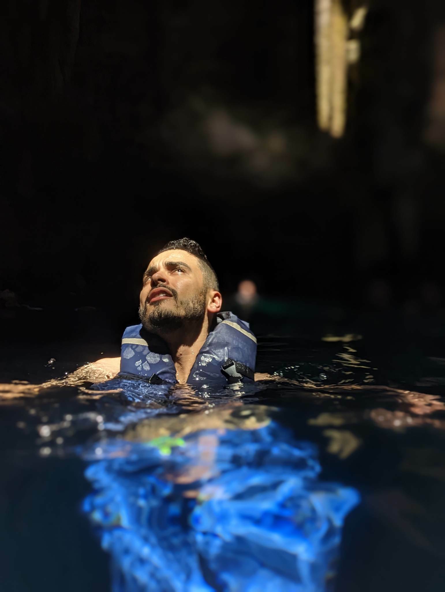 la lumière du soleil frappe un homme dans un cenote