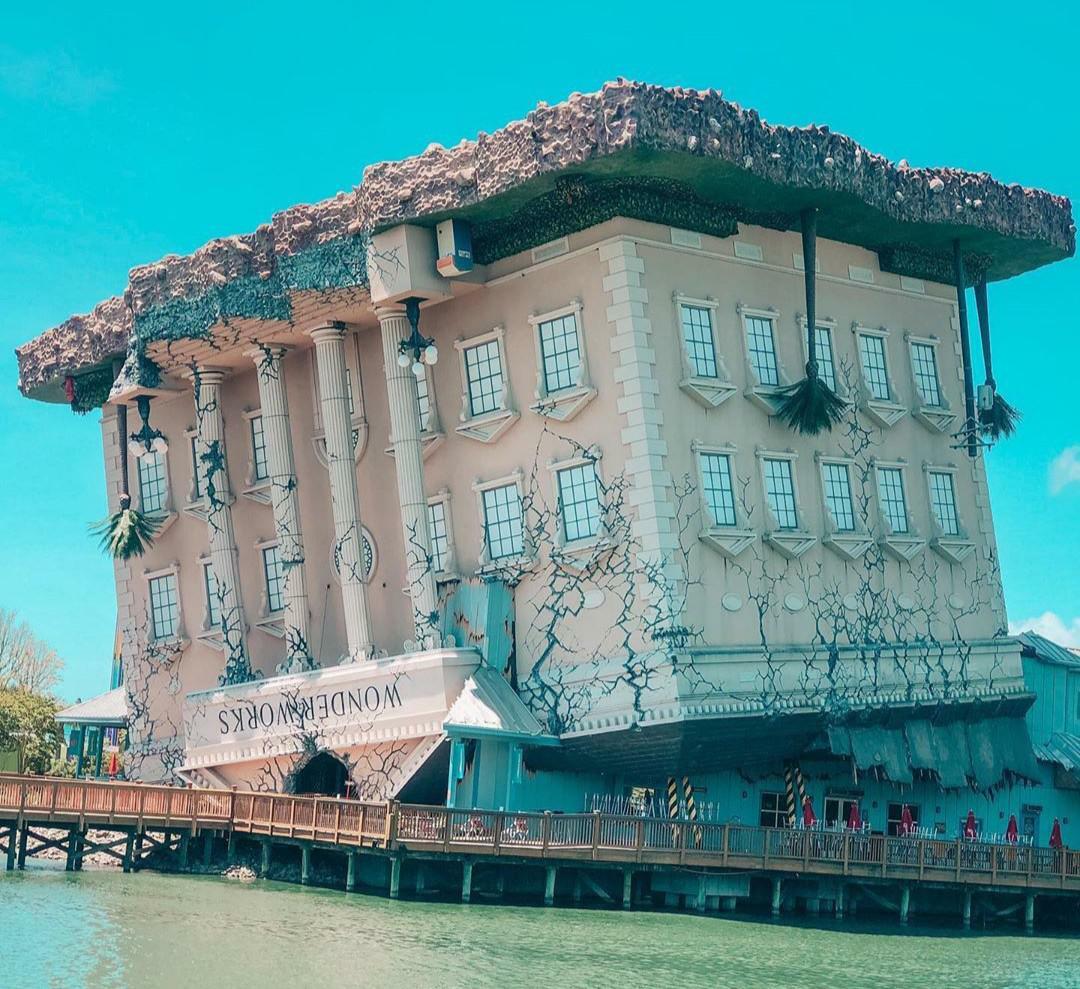 Ce bâtiment que j’ai vu pendant mes vacances est fait pour avoir l’air à l’envers.