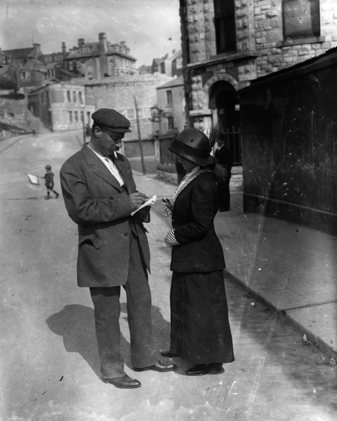 Un survivant du Titanic donne un autographe, 1912