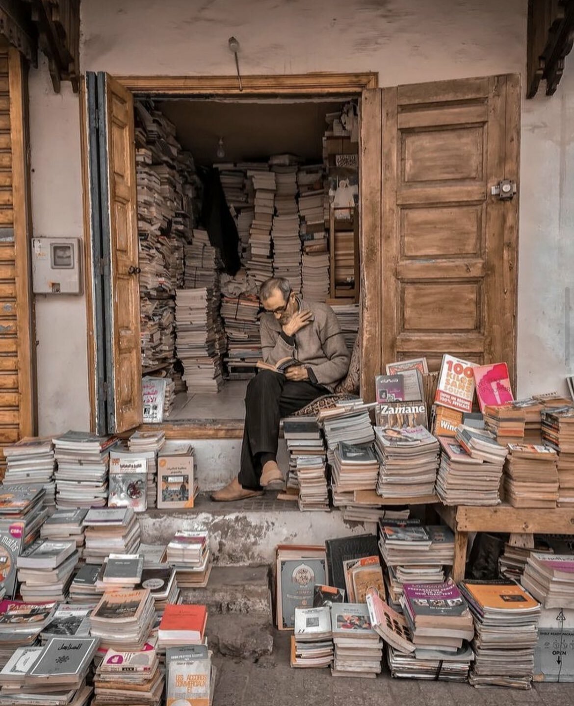 bouquiniste el azizi. (La librairie d’Aziz, Maroc)