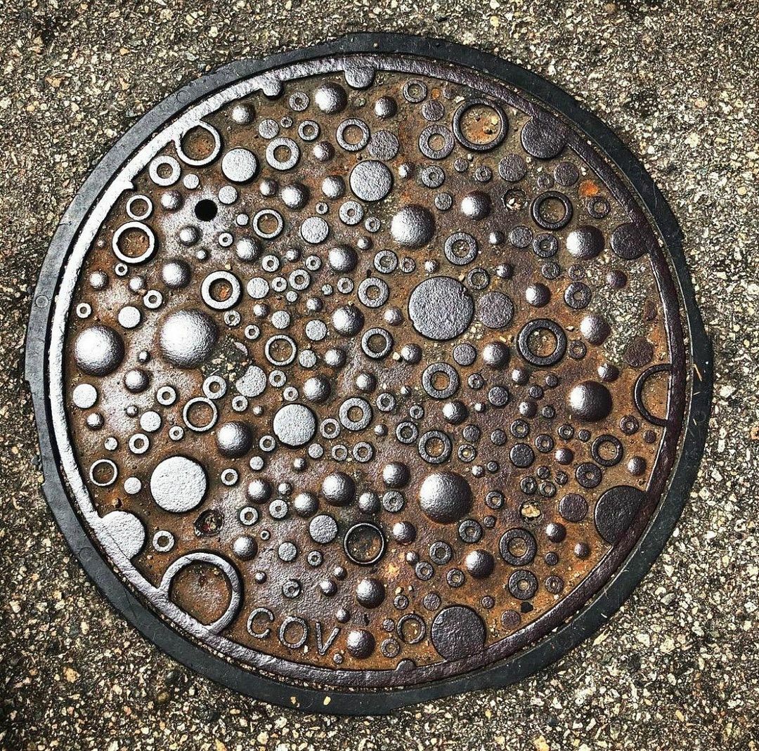 La photo d’une des plus belles plaques d’égout que j’aie jamais vue. C’est formidable que la ville qui a commandé ces plaques ait donné au concepteur une telle liberté artistique.